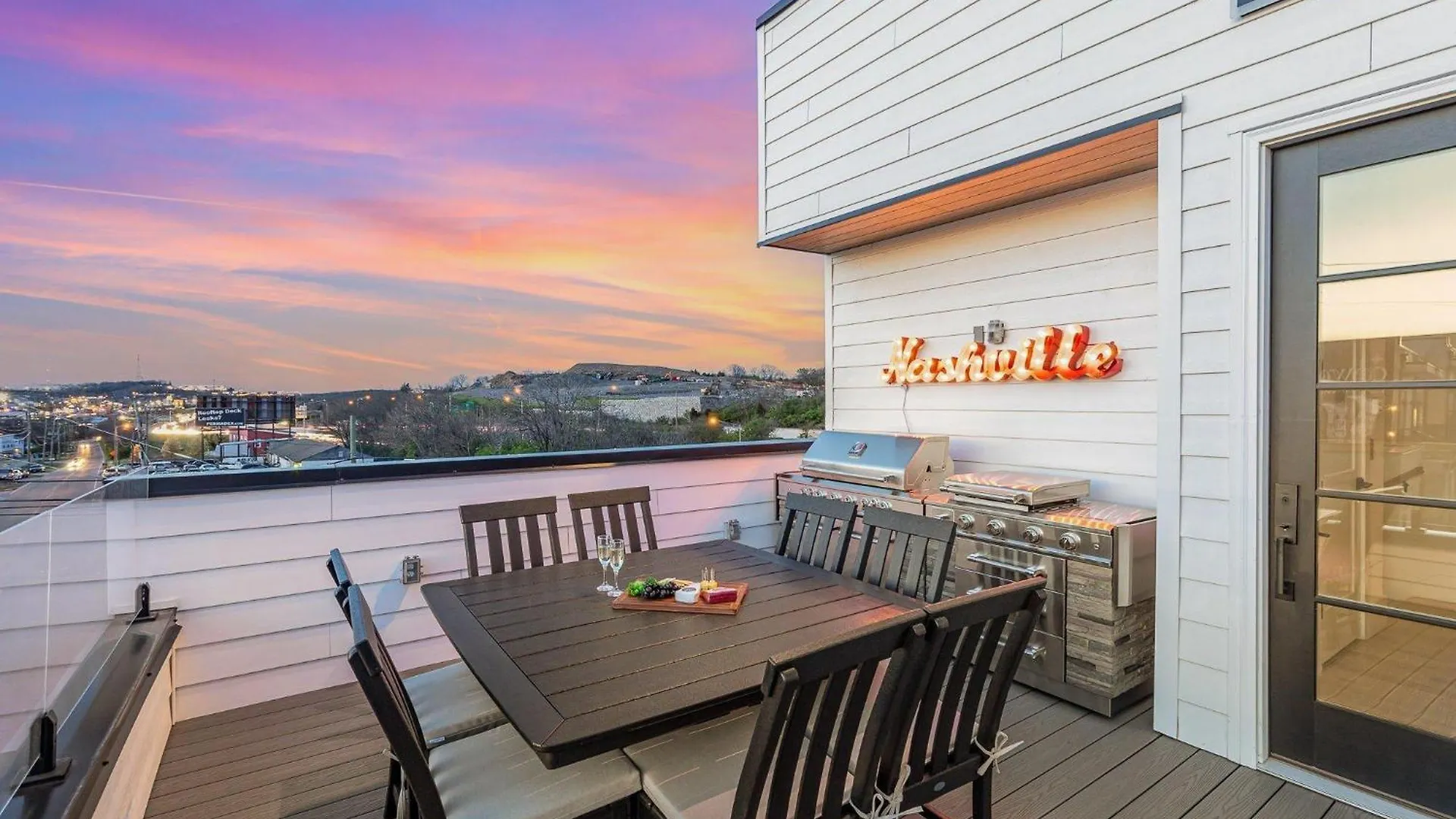 Holiday home Luxe-High Note-Rooftop Hot Tub-3 Mins To Broadway Nashville